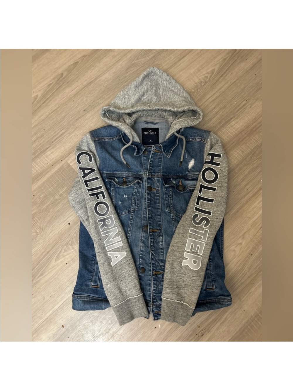 Like New/NC Hollister Jean Jacket with Sweatshirt Logo Sleeves
Unisex size M